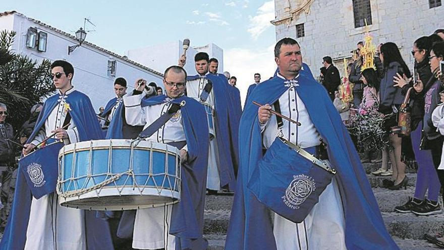 Las palmas y los bombos dan inicio al calendario religioso en Peñíscola