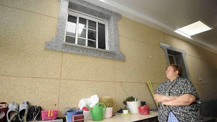 Una vecina de Palmaz muestra la ventana por la que entraron los ladrones en su casa en julio. // Bernabé/J.Lalín