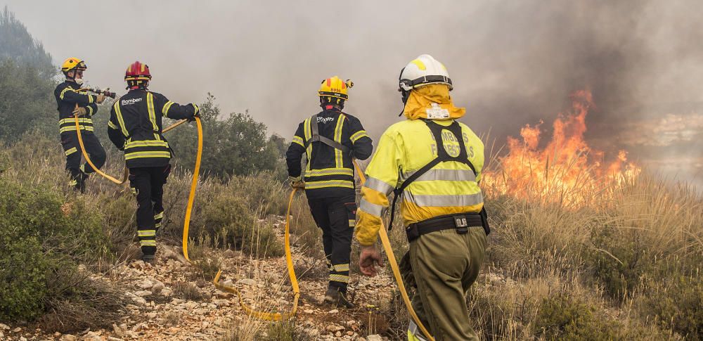 Efectivos trabajando en las labores de extinción