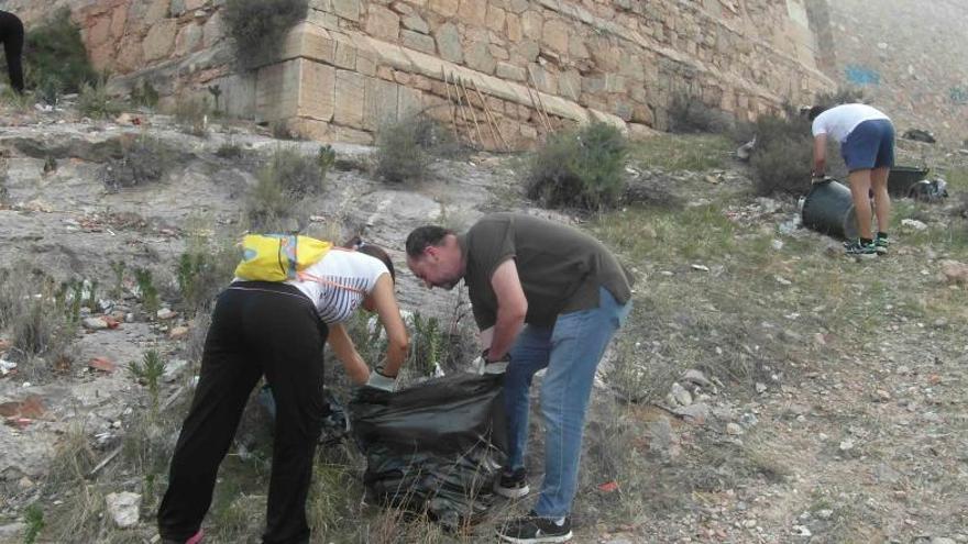 Imagen de los ediles realizando la limpieza del monte de San Miguel