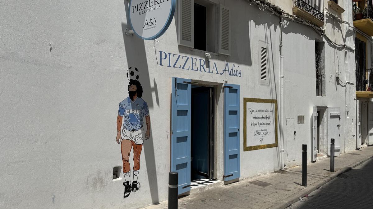 La fachada con el mural y otros elementos que vulneran el plan de protección arquitectónica de la Marina.