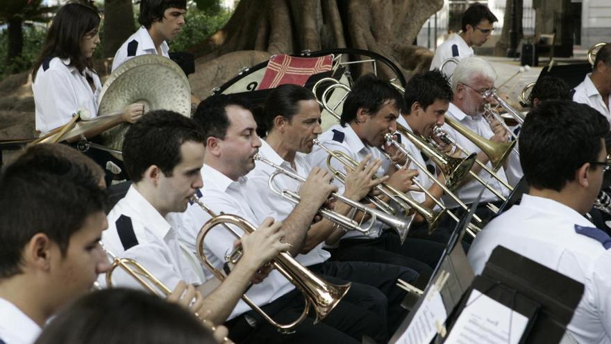 Concierto de una banda de música en el jardín de Floridablanca de Murcia.