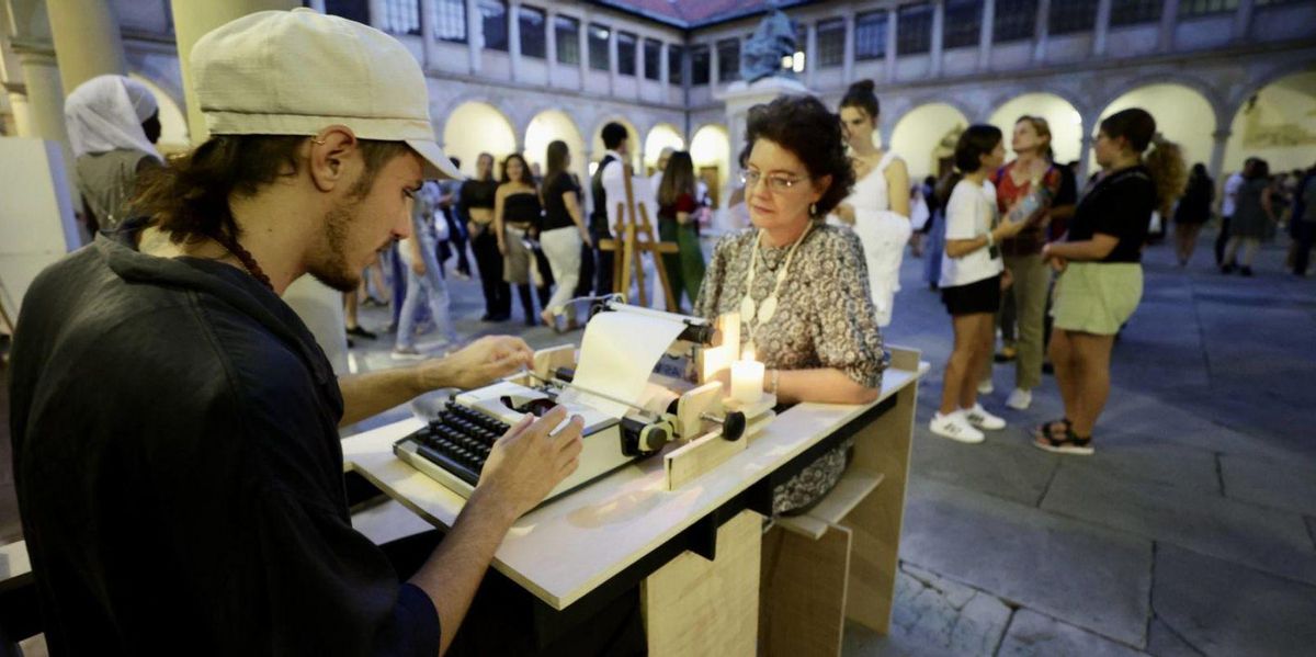 El autor Álvaro Piedelobo escribe un poema para una asistente al edificio histórico de la Universidad. | I. Collín