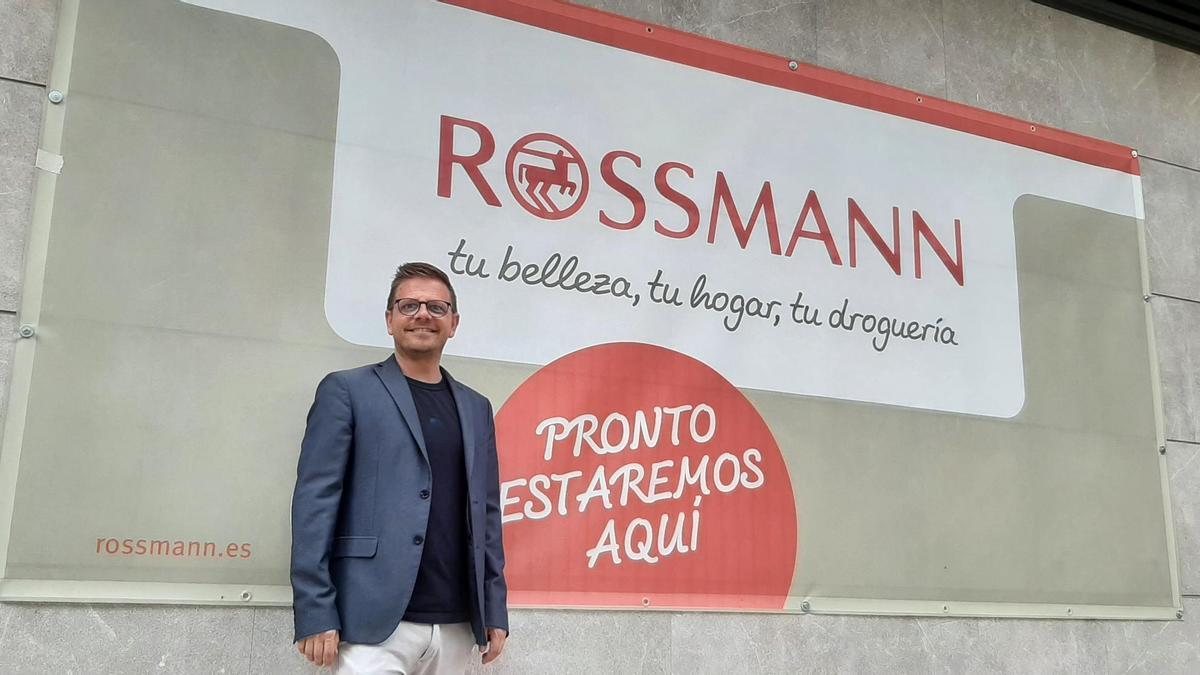 Spanien-Chef Stefan Frings vor der neuen Rossmann-Filiale in Palma.