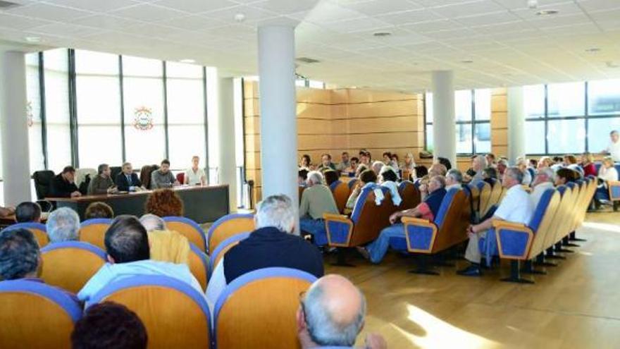 Afectados de NCG, durante la conferencia de Miguel López Crespo, miembro de Consumo.  // G.N.