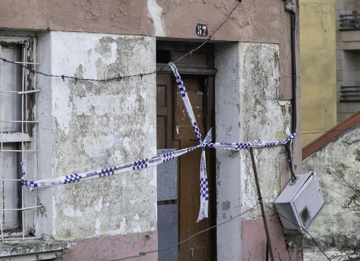 La víctima vivía en una vivienda abandonada de Redomeira que el viernes precintó la Policía. |   // J. TENIENTE