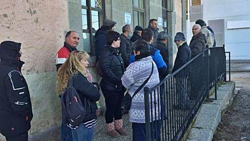 Personas esperando ayer en la oficiande Medio Ambiente en Bermillo.