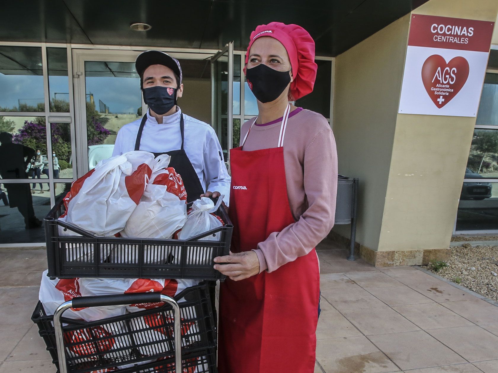 Alicante Gastronómica y la Cámara de Comercio se alían para insertar en el mercado laboral a 30 desempleados y dar de comer a familias sin recursos