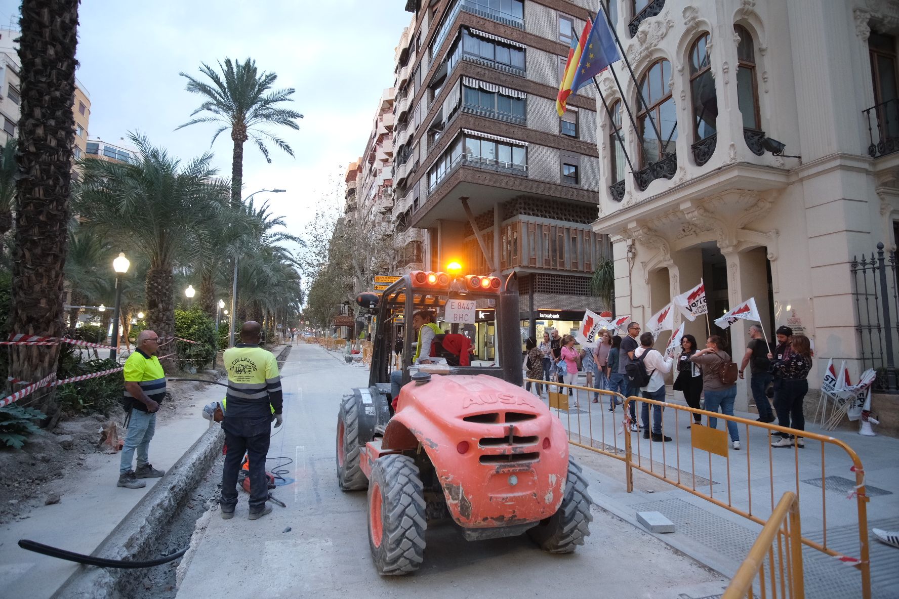 Protesta de sindicatos y trabajadores en Alicante por la falta  de cobertura de maestros