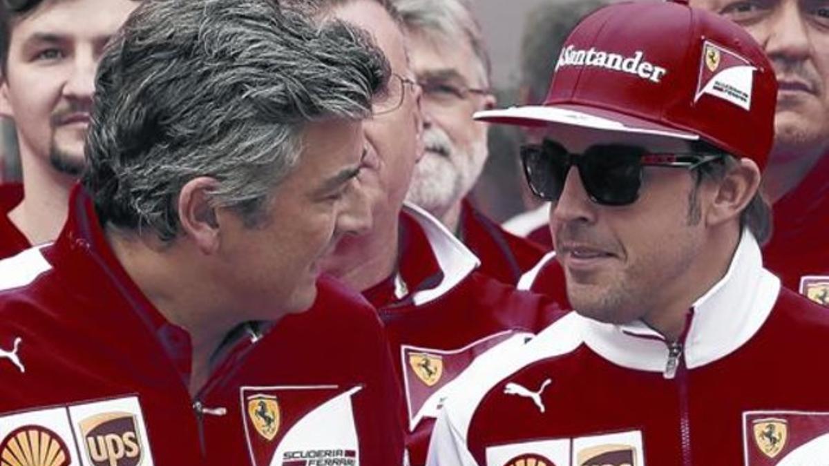 Fernando Alonso, a la derecha, conversa con el italiano Marco Mattiacci, nuevo jefe de la escuderia Ferrari, en el Circuit de Catalunya.