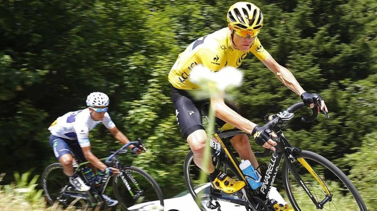 El líder de la classificació general, Chris Froome, en la 18a ª etapa als Alps seguit pel colombià Nairo Quintana