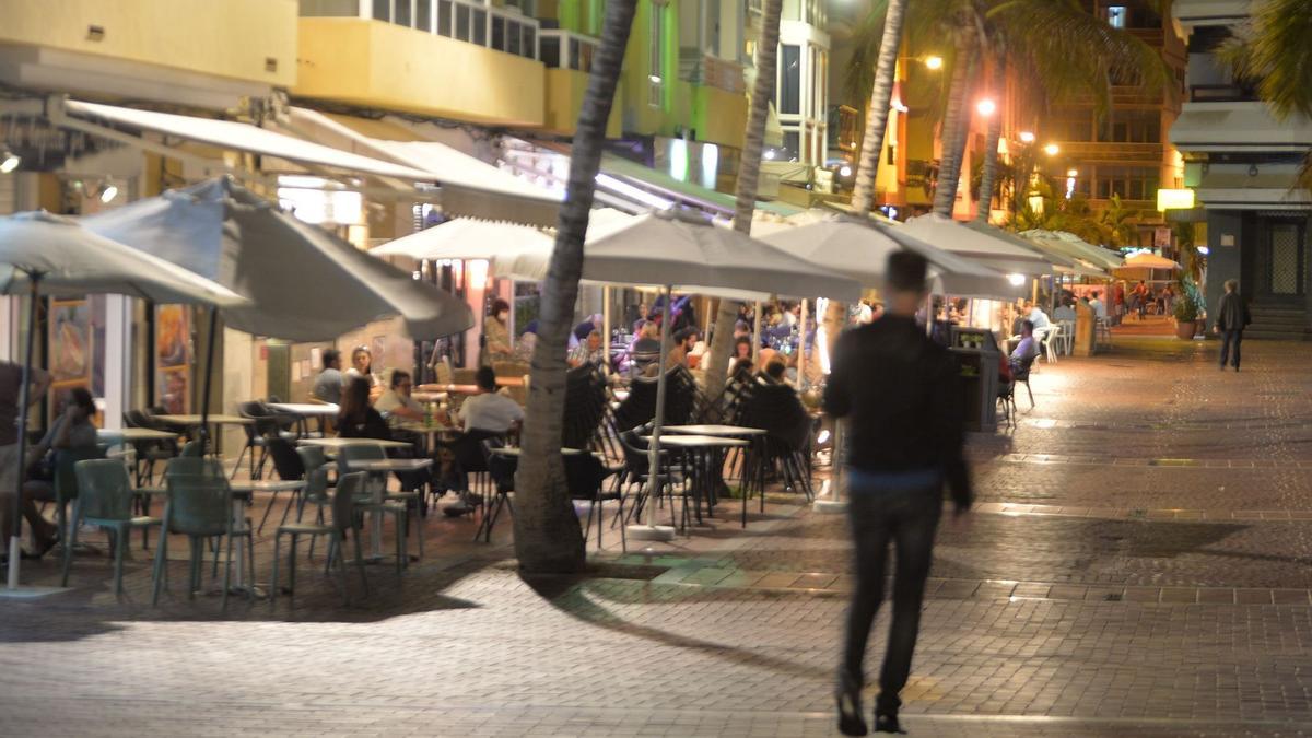 Ambiente previo al toque de queda en Las Canteras durante el estado de alarma por el covid.