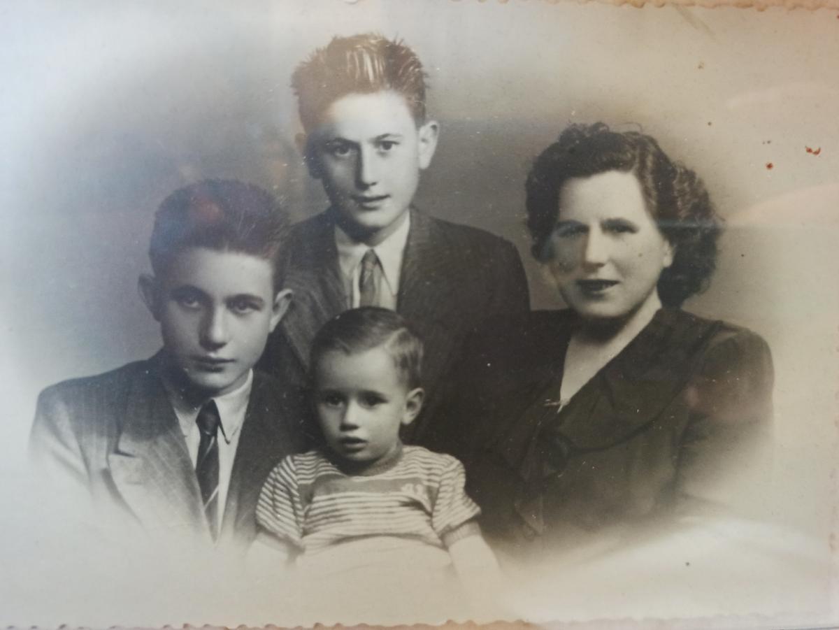 En la imagen, Pacita Menéndez, segunda generación de Casa Rosa, con sus hijos, Tomás (abajo a la izquierda), José Manuel (arriba) y el pequeño, Juan Luis.
