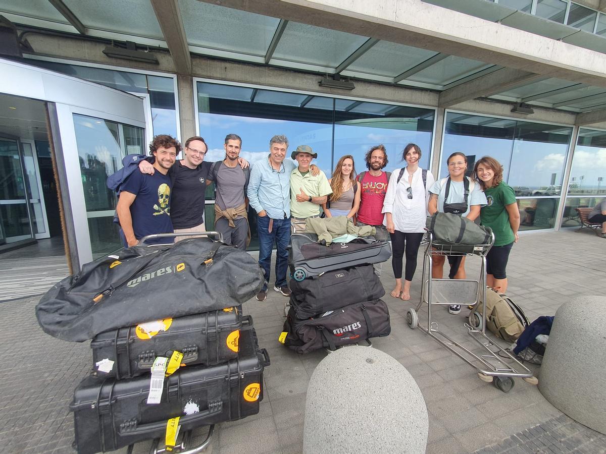 El equipo del IUSA antes del regreso, en el aeropuerto de la Palma, con el técnico del Cabildo de La Palma