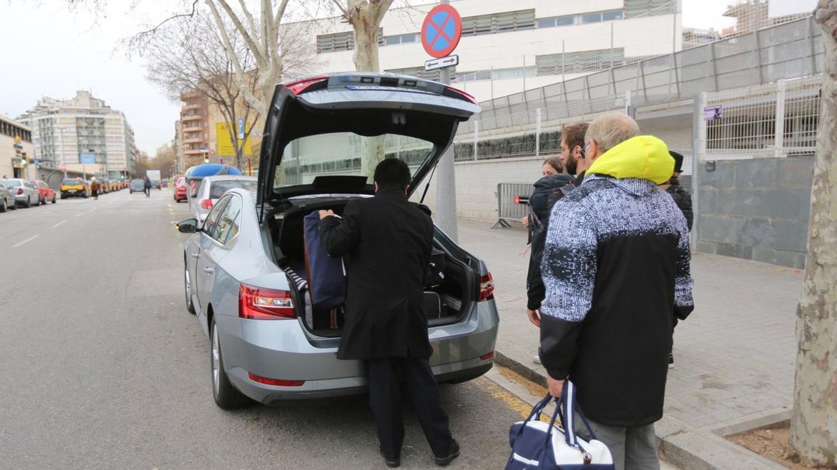 Un vehículo de Uber carga pasajeros frente a la Estació del Nord, de Barcelona.