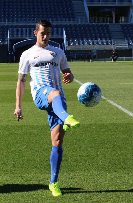 El defensa madrileño es presentado en La Rosaleda como nuevo jugador del Málaga CF. Es la tercera incorporación en el mercado invernal del club blanquiazul.