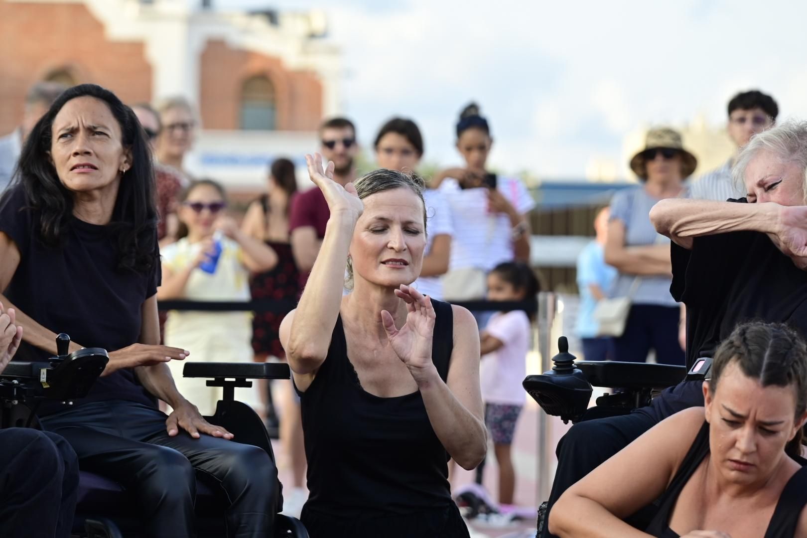 El Moll de Costa se viste de moda con el desfile solidario de Cáritas