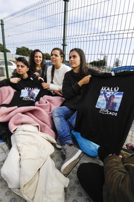 GENTE HACIENDO COLA PARA EL CONCIERTO DE MALU