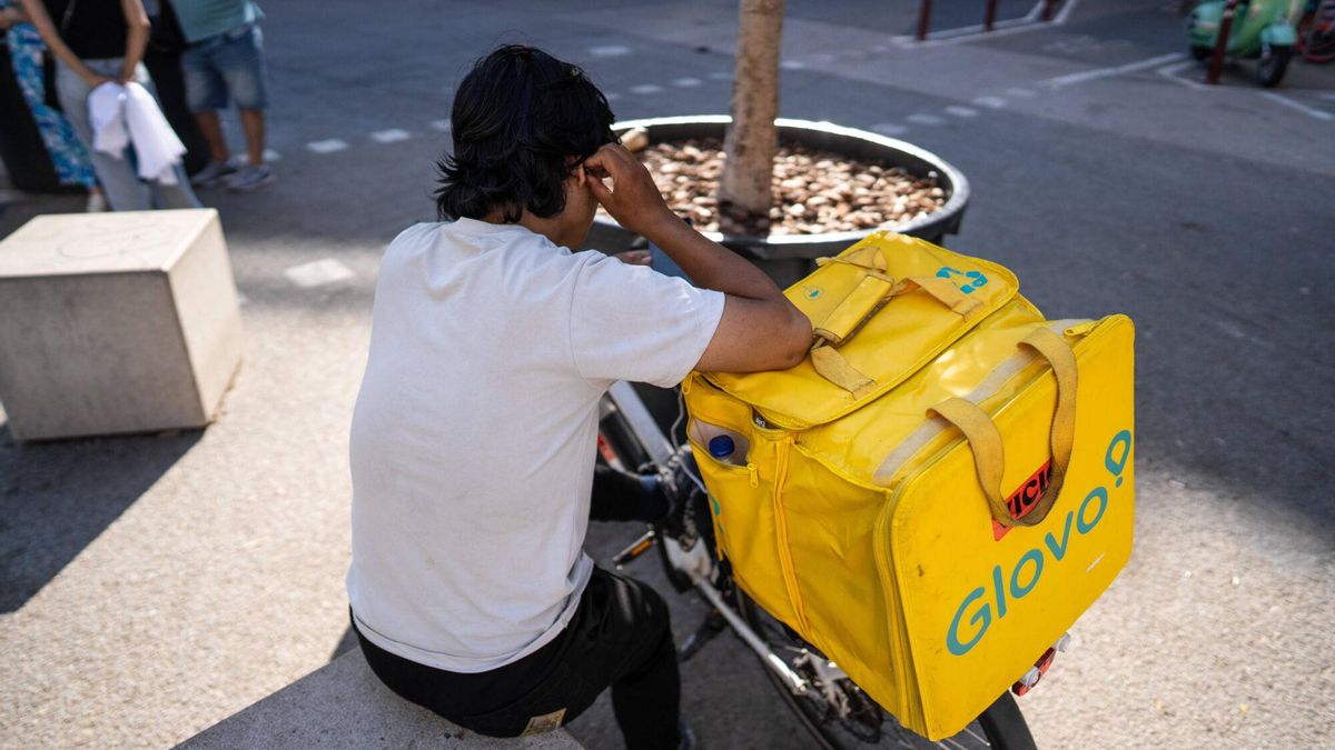 Riders de la empresa Glovo cerca de la Sagrada Familia este mes de junio