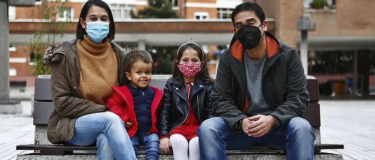 Adela Álvarez-Santullano y Rubén Rodríguez, con sus hijos, Marco y Clara, cerca de su domicilio en Oviedo.