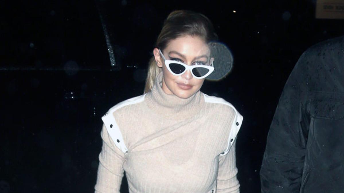 Gigi Hadid con gafas de sol retro de pasta blanca