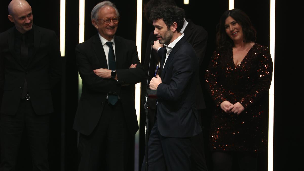 Los productores Nacho Lavilla, Sandra Tapia, Ibon Cormenzana y Eduardo Villanueva, con su premio por &#039;As Bestas&#039;, galardonada como la mejor película dramática.