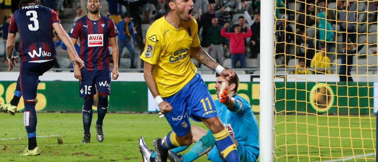 Momo celebra su tanto en Copa ante la SD Eibar en el Gran Canaria.