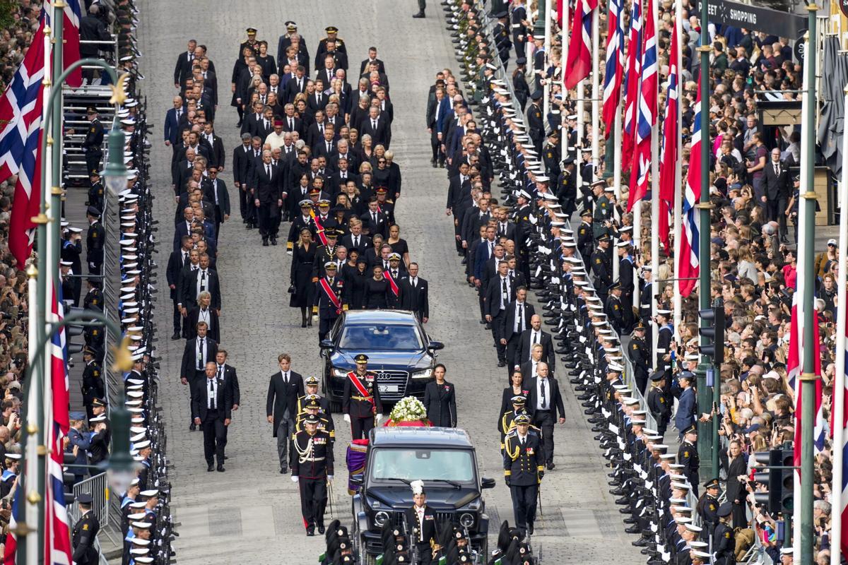 El féretro del rey Harald V de Noruega es trasladado desde el Palacio hasta la Catedral de Oslo.