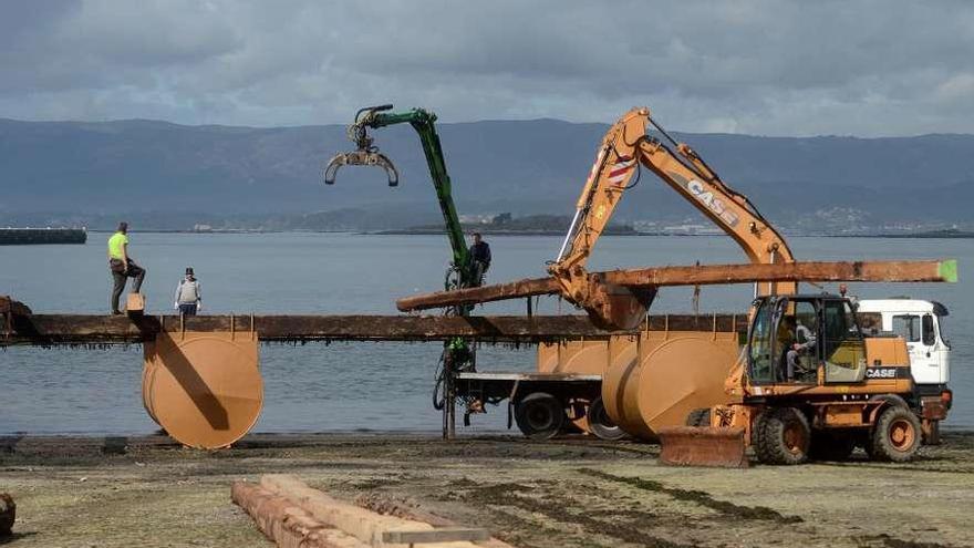 La construcción de una batea de mejillón en la rampa de O Cavadelo (Vilagarcía). // Noé Parga