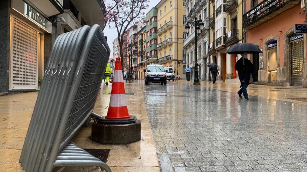 El lugar que ocupaba la farola ahora señalizado con un cono rojo.