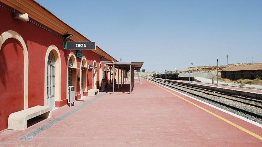 Vuelve a abrir la taquilla de la estación de tren de Cieza