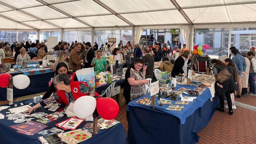 Luarca disfruta de su séptima Feria de Libro con buen ambiente