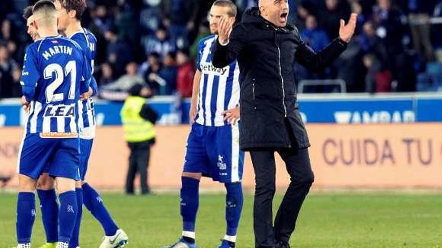 Abelardo festeja el triunfo del Alavés al Valencia. // Adrián Ruiz del Hierro