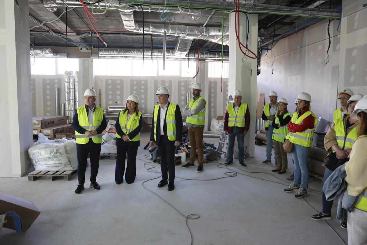 Visita del conselleiro de Sanidade con personal sanitario a las obras del Centro Ingreal de Salud Olimpia Valencia, en Vigo.