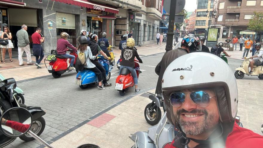 El Vespa Club de Langreo celebró sus cinco años con una quedada en el concejo