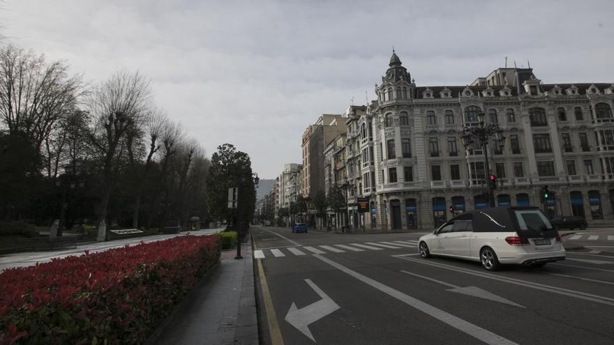 Un coche funebre en un Oviedo desierto