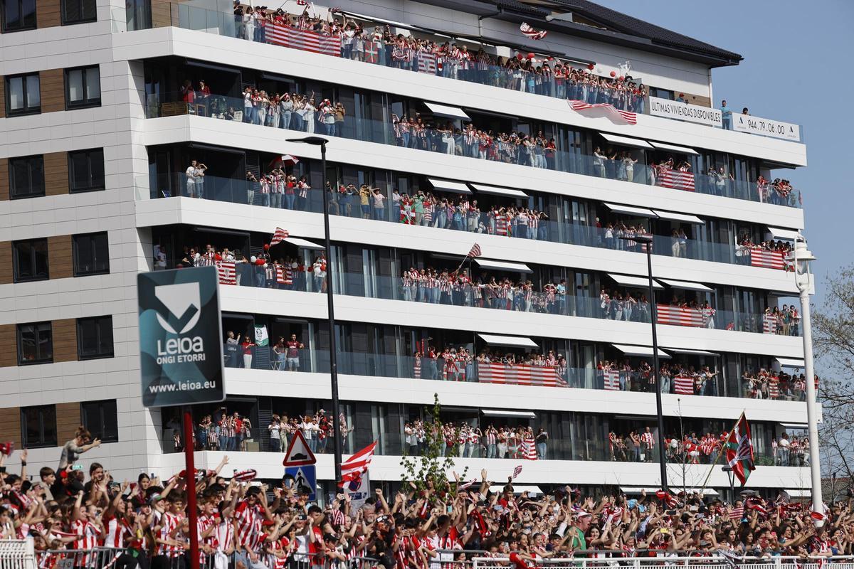 El Athletic celebra la Copa del Rey con una afición volcada con la gabarra. El Athletic celebra la Copa del Rey con una afición volcada con la gabarra.