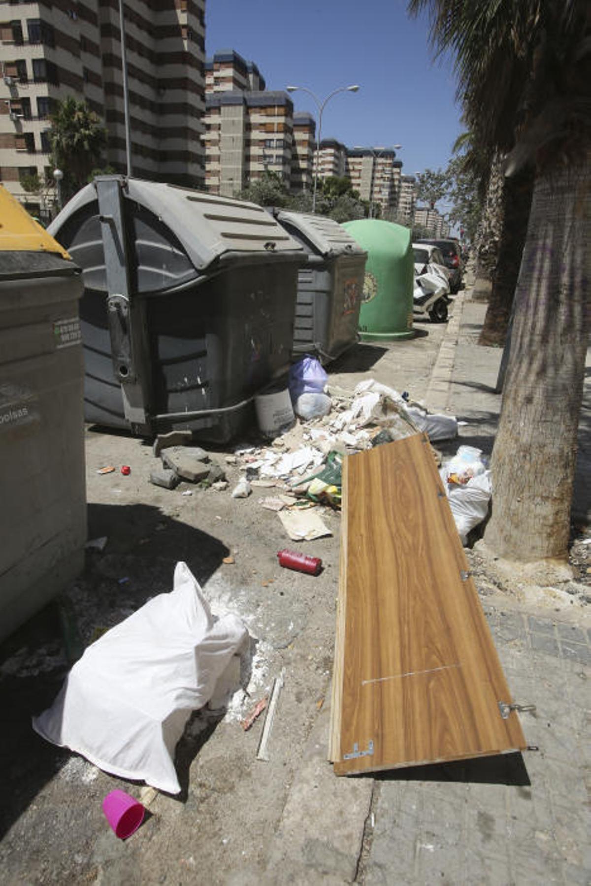 La suciedad se cronifica en los barrios en el verano