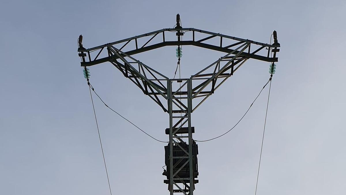 Una torre de tendido eléctrico.