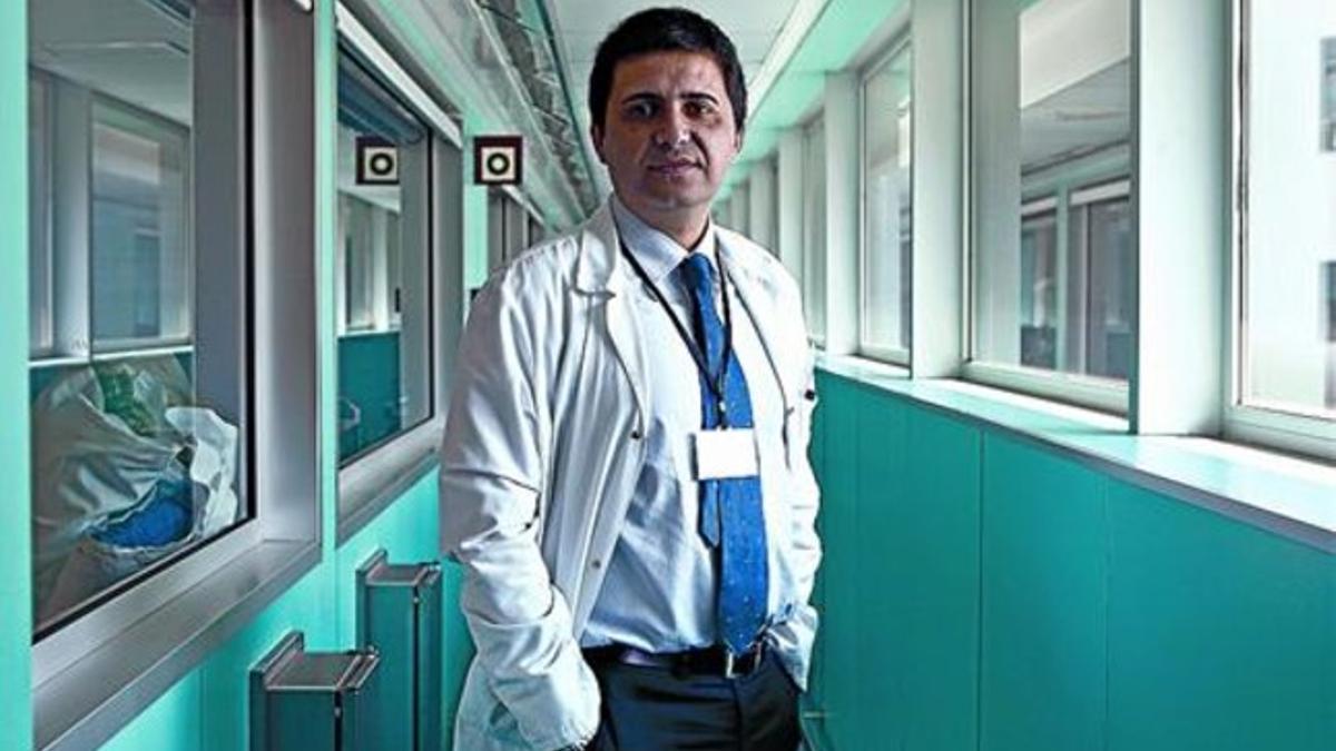 El doctor Barret, en los pasillos del Hospital Vall d'Hebron de Barcelona, el pasado martes.