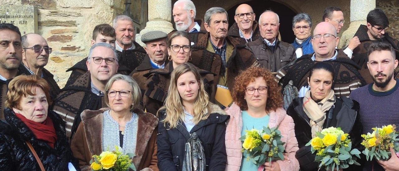 Miembros de la asociación, con familiares de los fallecidos