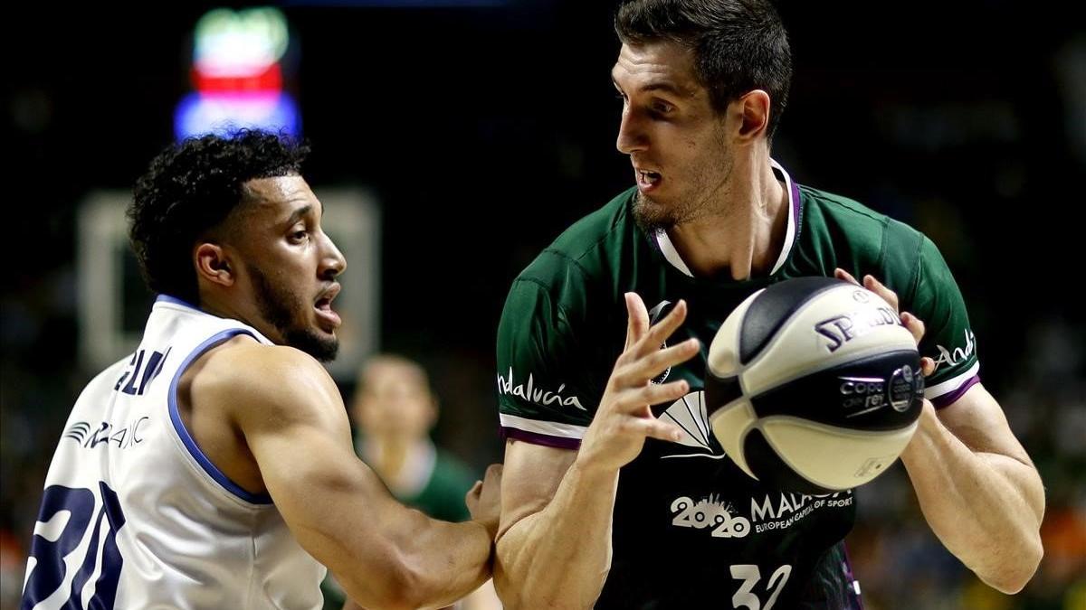 Rubén Guerrero, pívot de Unicaja, controla el balón ante Senglin