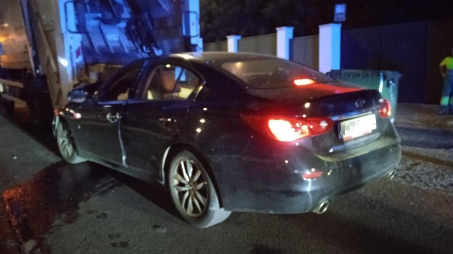 Un coche se empotra contra un camión de basura en la &#039;autopista&#039; en Badajoz