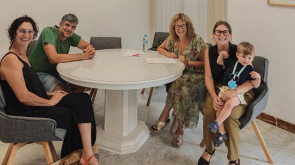 El encuentro entre familias se ha producido en Piles con la alcaldesa, Cristina Fornet, como anfitriona