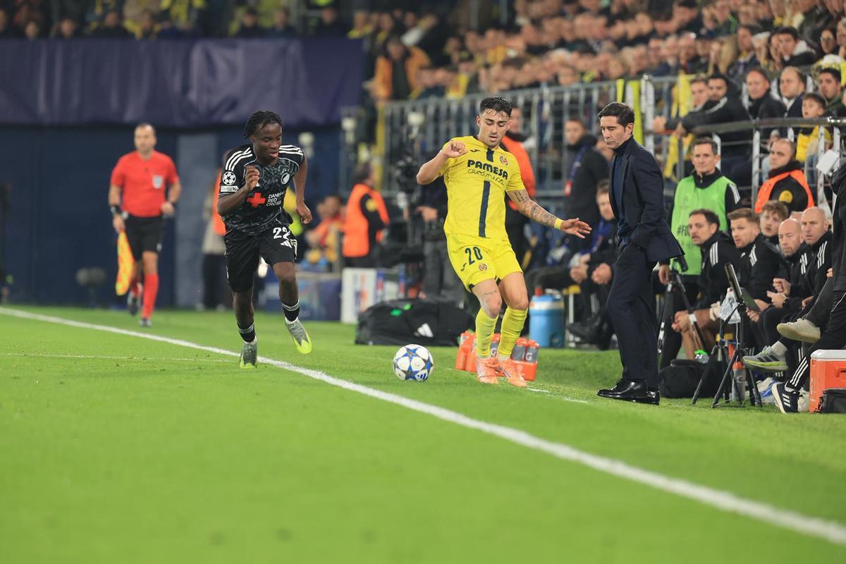 Moleiro durante el encuentro, con Marcelino atento.