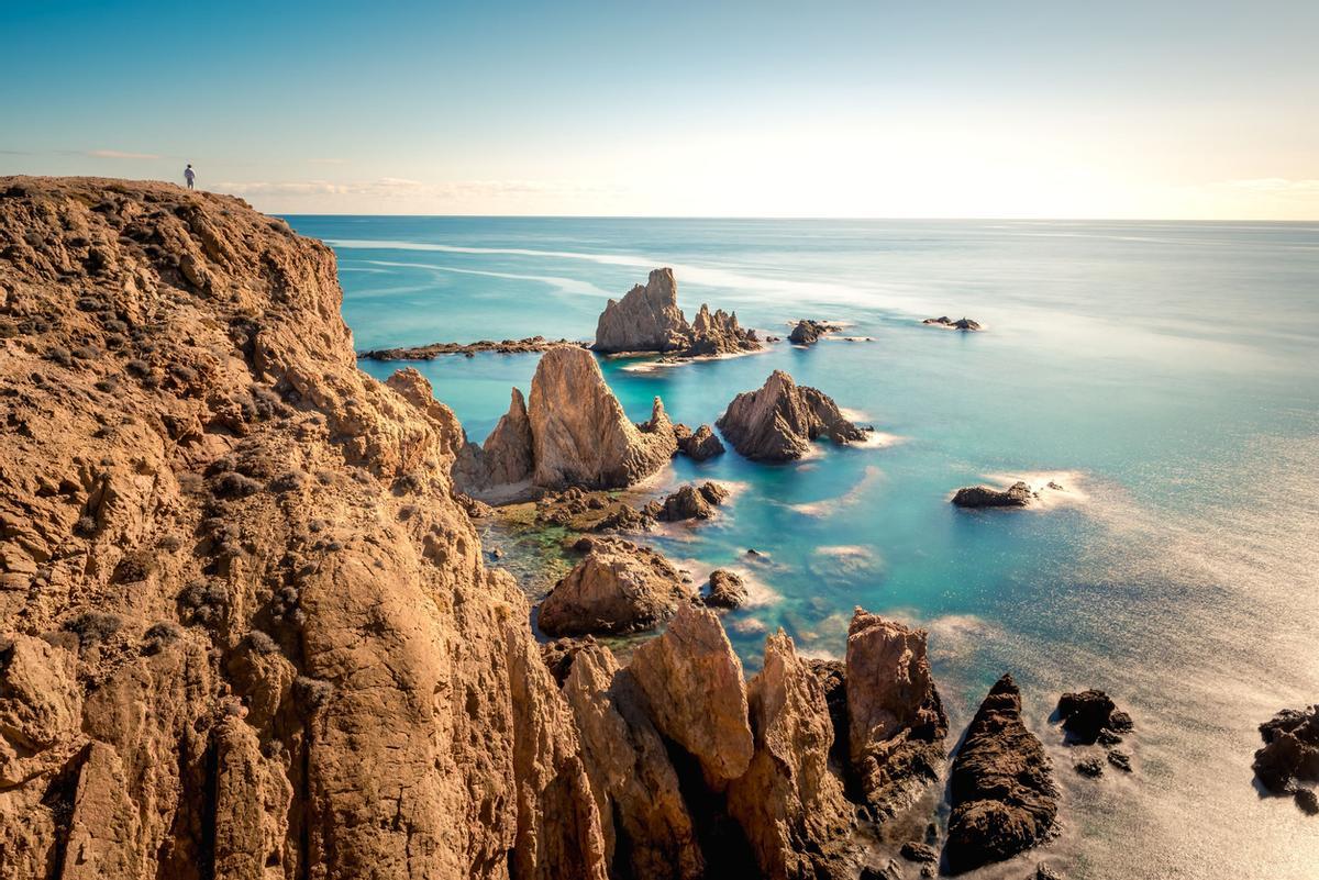 Fotografía diurna de larga exposición del Arrecife de las Sirenas en el Parque Natural cabo de Gata