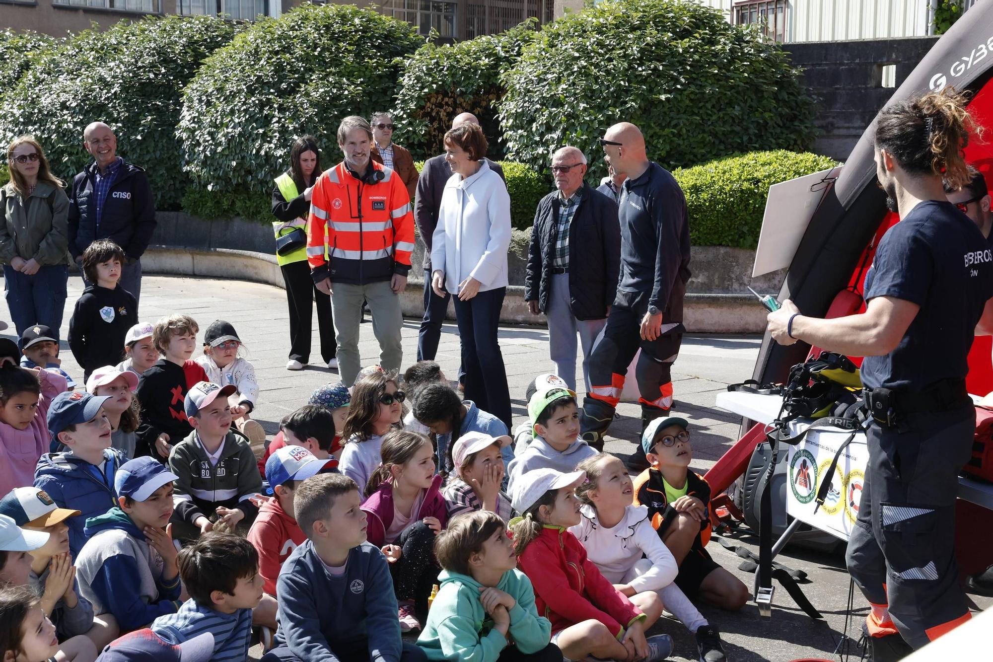 Así disfrutaron en el Arbeyal mil escolares de Gijón en el broche del proyecto "SwimSafe" del Santa Olaya (en imágenes)
