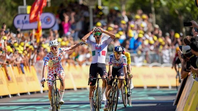 El ciclista mexicà Isaac del Toro, de l’UAE Team Emirates XRG, celebra a la línia de meta al costat del seu company, el ciclista eslovè Tadej Pogacar, mallot de pigues al millor escalador, després que el primer guanyés la segona etapa del Tour de França, una carrera de 168,5 km entre Tarragona i Barcelona, Espanya, el 5 de juliol del 2026.