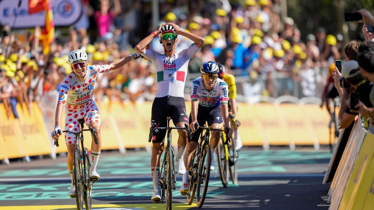 El ciclista mexicano del equipo UAE Isaac del Toro, celebra su victoria como vencedor de la segunda etapa del Tour de Francia con final en Montjuïc
