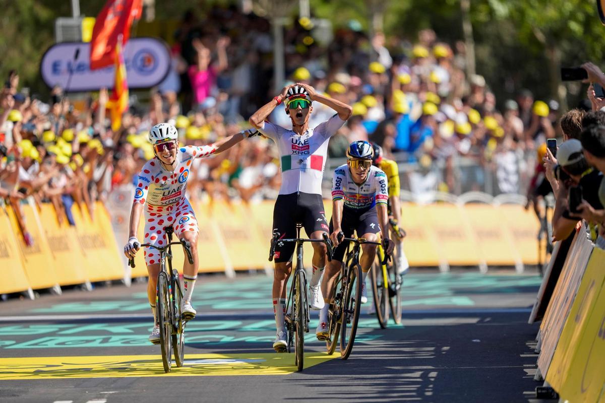 El ciclista mexicano del equipo UAE Isaac del Toro, celebra su victoria como vencedor de la segunda etapa del Tour de Francia con final en Montjuïc